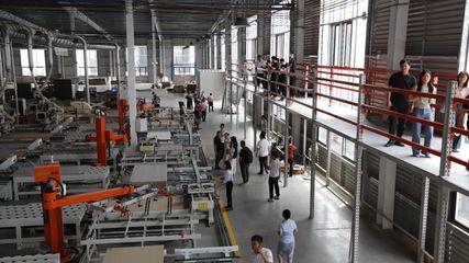 人工智能赋能林业产业，2025年广西工业互联网“百场路演”走进港南区定制家居